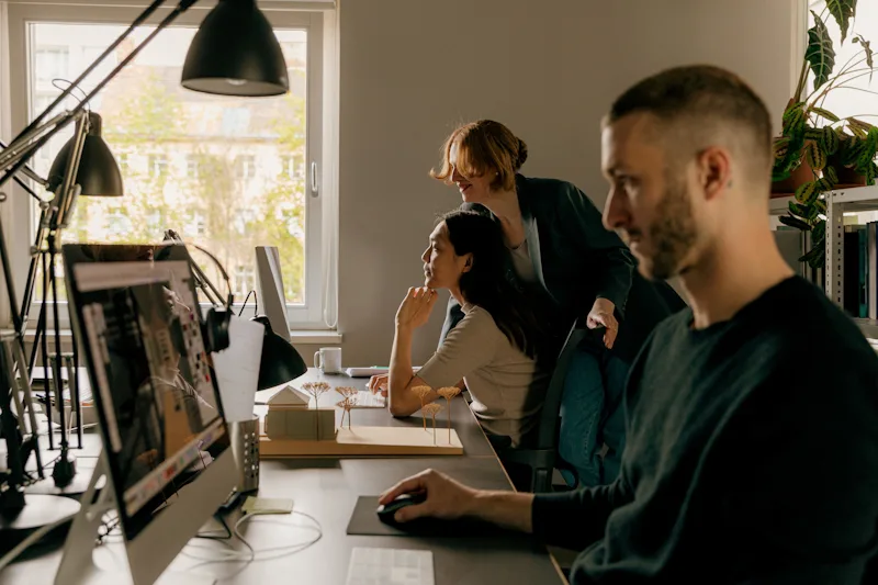 Equipo de diseñadores de branidng trabajando.