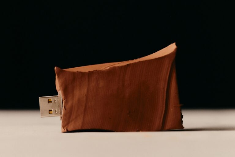 Trozo de barro con una terminación de USB, simulando un elemento natural unido a otro electrónico